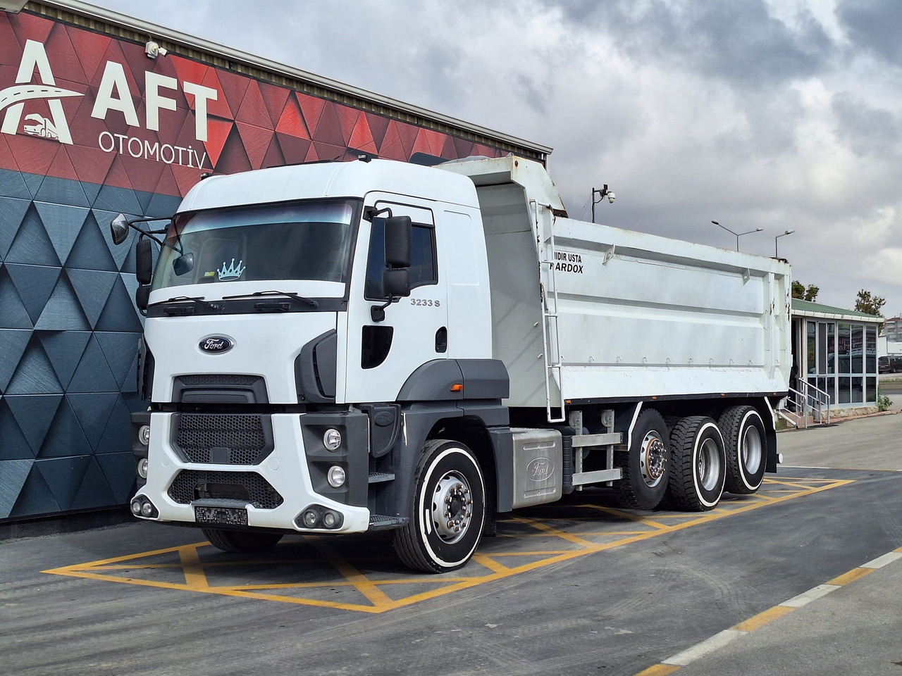 FORD 3233 S - Camión volquete: foto 1 FORD 3233 S - Camión volquete: foto 1