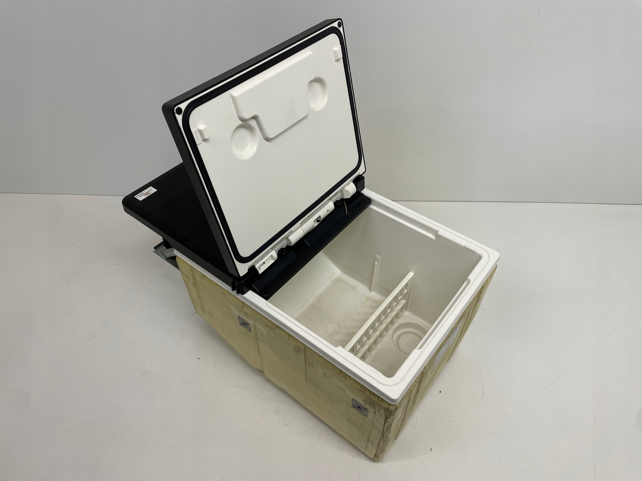 LODÓWKA CHŁODZIARKA MAN TGX EURO 6 81639106109 - Cabina e interior para Camión: foto 2 LODÓWKA CHŁODZIARKA MAN TGX EURO 6 81639106109 - Cabina e interior para Camión: foto 2