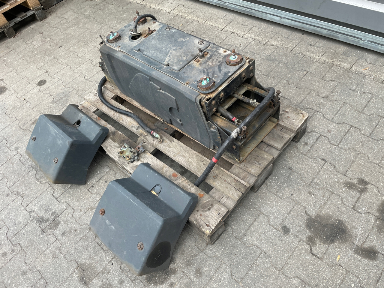 SKRZYNIA SKRZYNKA NA AKUMULATORY MAN TGX TGS 81418606147 - Acumulador para Camión: foto 5 SKRZYNIA SKRZYNKA NA AKUMULATORY MAN TGX TGS 81418606147 - Acumulador para Camión: foto 5