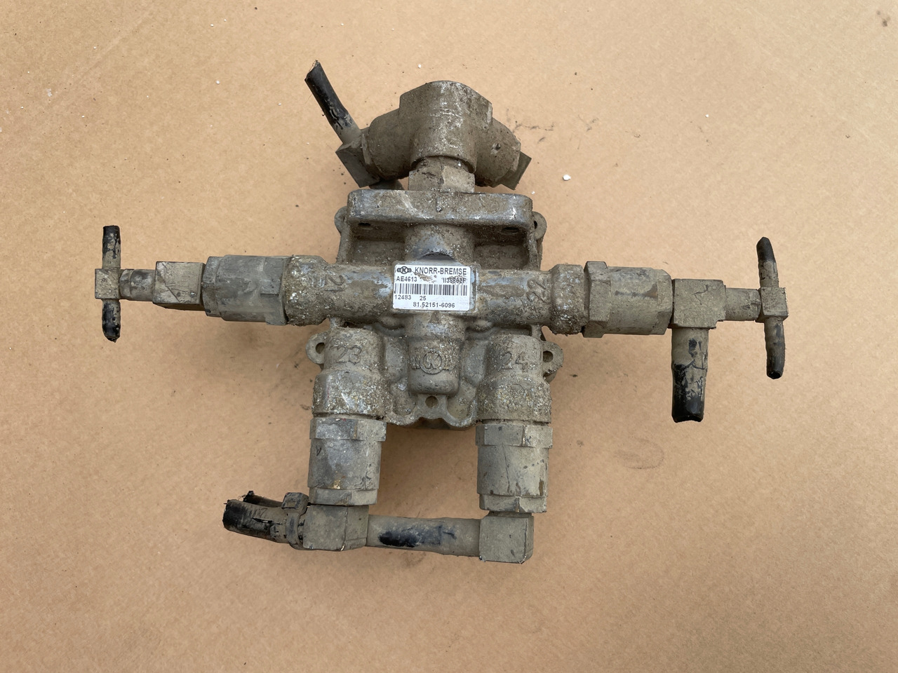 ZAWÓR CZTERODROŻNY MAN TGX TGS TGA 81521516096 - Válvula de freno para Camión: foto 1 ZAWÓR CZTERODROŻNY MAN TGX TGS TGA 81521516096 - Válvula de freno para Camión: foto 1