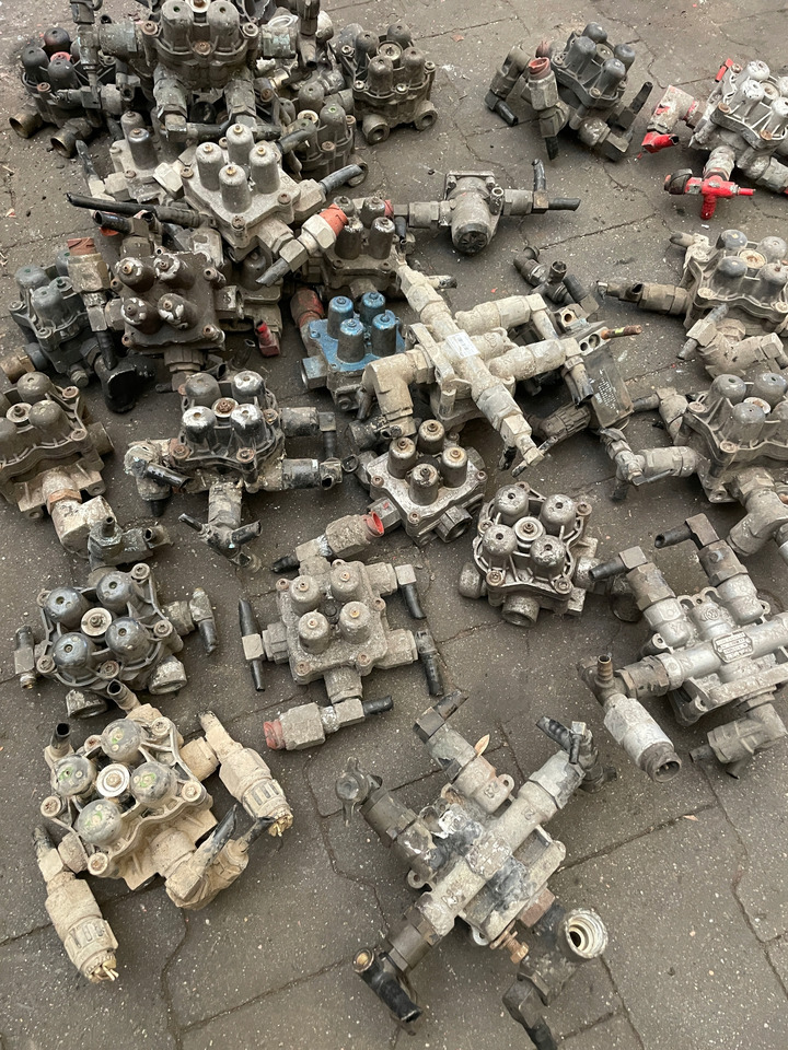 ZAWÓR CZTERODROŻNY MAN TGX TGS TGA 81521516096 - Válvula de freno para Camión: foto 3 ZAWÓR CZTERODROŻNY MAN TGX TGS TGA 81521516096 - Válvula de freno para Camión: foto 3