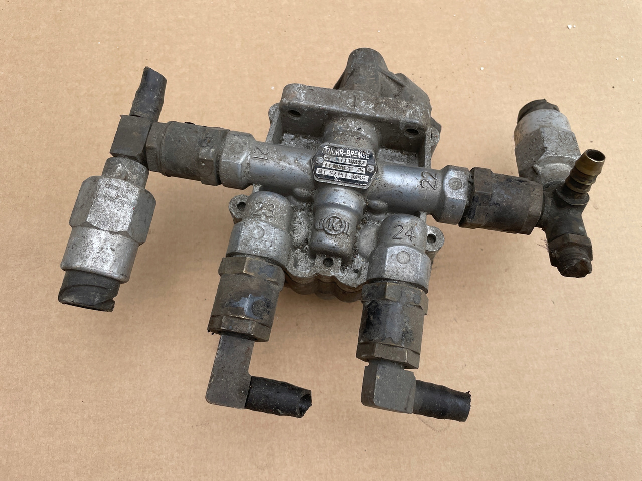 ZAWÓR CZTERODROŻNY MAN TGX TGS TGA 81521516096 - Válvula de freno para Camión: foto 2 ZAWÓR CZTERODROŻNY MAN TGX TGS TGA 81521516096 - Válvula de freno para Camión: foto 2