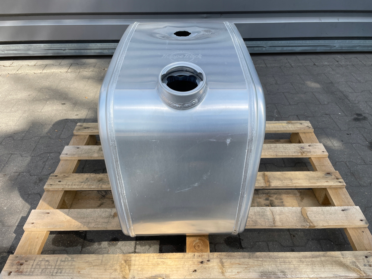 ZBIORNIK PALIWA MAN SCANIA DAF VOLVO IVECO MERCEDES - Depósito de combustible para Camión: foto 1 ZBIORNIK PALIWA MAN SCANIA DAF VOLVO IVECO MERCEDES - Depósito de combustible para Camión: foto 1