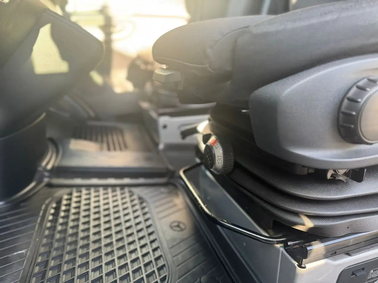 Mercedes-Benz Sprinter 317 CDI Lang Hoch Klima MBUX Silber LED - Furgón: foto 5 Mercedes-Benz Sprinter 317 CDI Lang Hoch Klima MBUX Silber LED - Furgón: foto 5