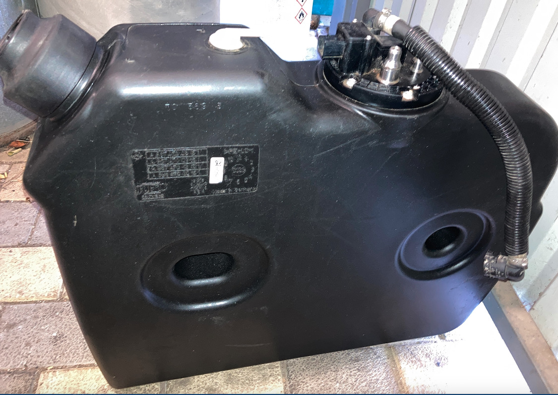 MERCEDES-BENZ A9674700815 - Depósito de AdBlue para Camión: foto 1 MERCEDES-BENZ A9674700815 - Depósito de AdBlue para Camión: foto 1