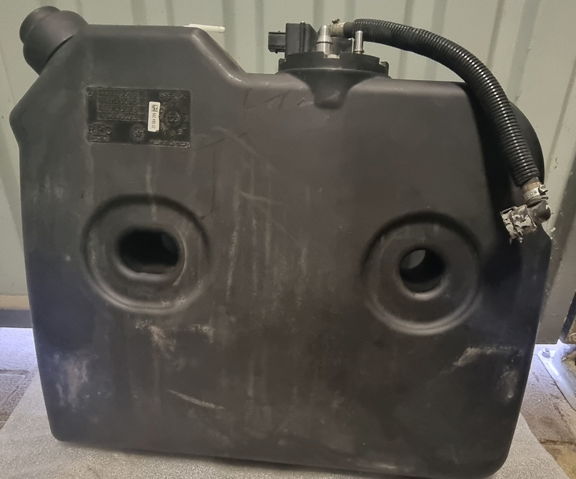 MERCEDES-BENZ A9674700815 - Depósito de AdBlue para Camión: foto 4 MERCEDES-BENZ A9674700815 - Depósito de AdBlue para Camión: foto 4