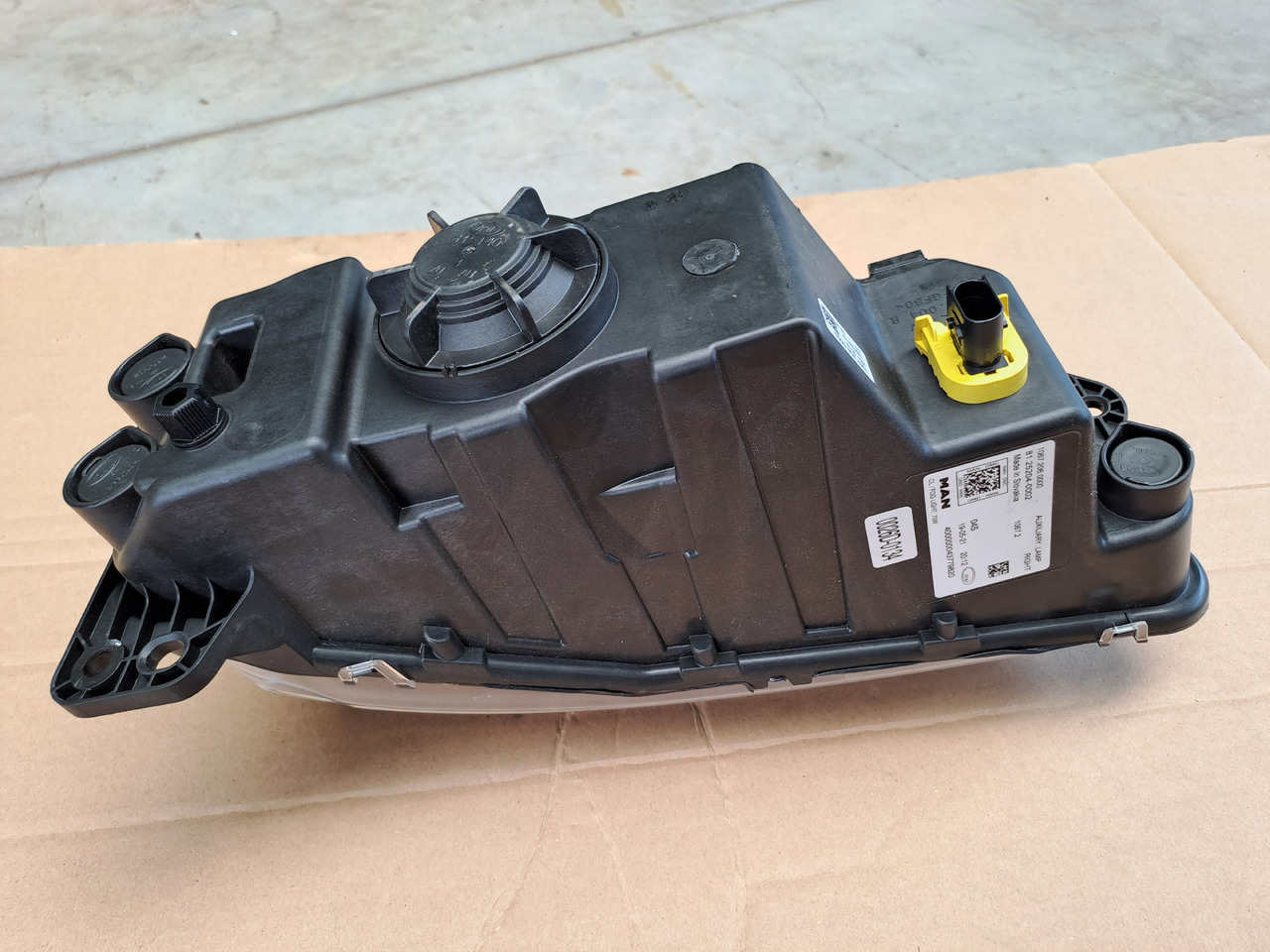 Neuwertiger Nebelscheinwerfer MAN TG3 rechts, Artikel - Nr. : 81.25204 - 0002 / 0001 - Faro antiniebla para Camión: foto 2 Neuwertiger Nebelscheinwerfer MAN TG3 rechts, Artikel - Nr. : 81.25204 - 0002 / 0001 - Faro antiniebla para Camión: foto 2