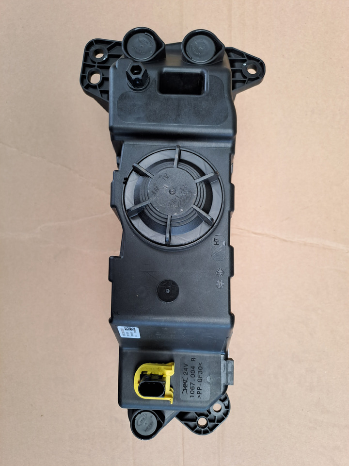 Neuwertiger Nebelscheinwerfer MAN TG3 rechts, Artikel - Nr. : 81.25204 - 0002 / 0001 - Faro antiniebla para Camión: foto 4 Neuwertiger Nebelscheinwerfer MAN TG3 rechts, Artikel - Nr. : 81.25204 - 0002 / 0001 - Faro antiniebla para Camión: foto 4