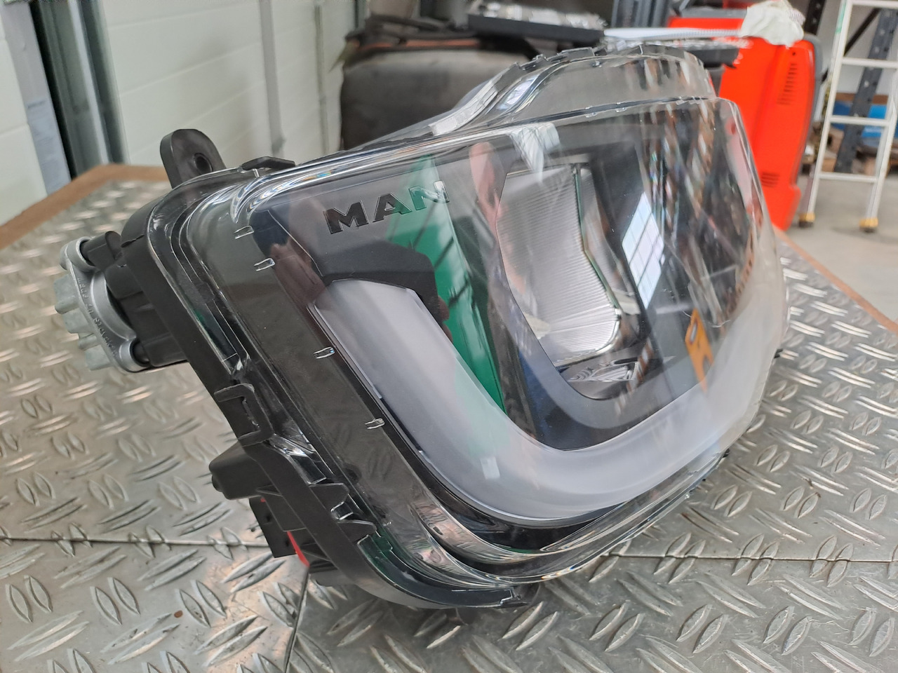 ---Neuwertiger Scheinwerfer und Träger MAN TG3 / TGS / TGX, Artikel - Nr. : 81.25101 - 6738 - Faro delantero para Camión: foto 4 ---Neuwertiger Scheinwerfer und Träger MAN TG3 / TGS / TGX, Artikel - Nr. : 81.25101 - 6738 - Faro delantero para Camión: foto 4