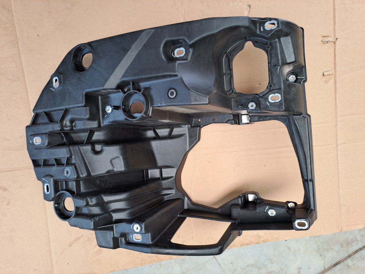 Neuwertiger Träger für Scheinwerfer MAN TG3 rechts, Artikel - Nr. : 81.41610 - 5838 / 5837 - Faro delantero para Camión: foto 4 Neuwertiger Träger für Scheinwerfer MAN TG3 rechts, Artikel - Nr. : 81.41610 - 5838 / 5837 - Faro delantero para Camión: foto 4