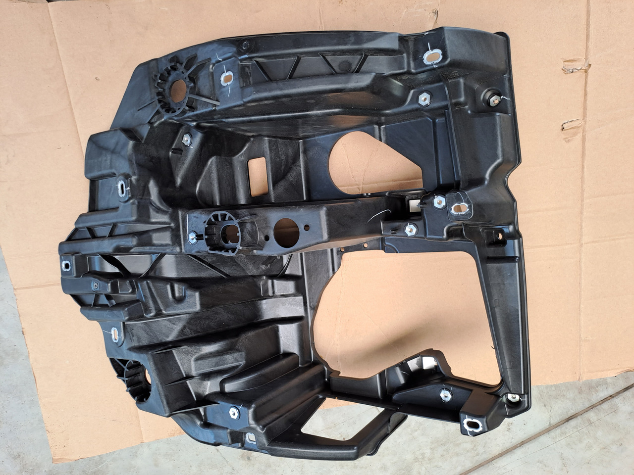 Neuwertiger Träger für Scheinwerfer MAN TG3 rechts, Artikel - Nr. : 81.41614 - 5002 / 5001 - Faro delantero para Camión: foto 3 Neuwertiger Träger für Scheinwerfer MAN TG3 rechts, Artikel - Nr. : 81.41614 - 5002 / 5001 - Faro delantero para Camión: foto 3