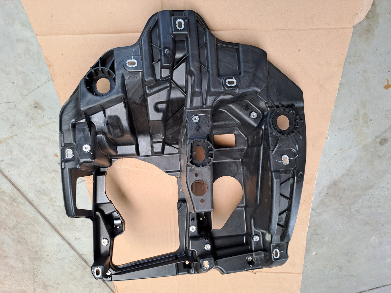 Neuwertiger Träger für Scheinwerfer MAN TG3 rechts, Artikel - Nr. : 81.41614 - 5002 / 5001 - Faro delantero para Camión: foto 4 Neuwertiger Träger für Scheinwerfer MAN TG3 rechts, Artikel - Nr. : 81.41614 - 5002 / 5001 - Faro delantero para Camión: foto 4