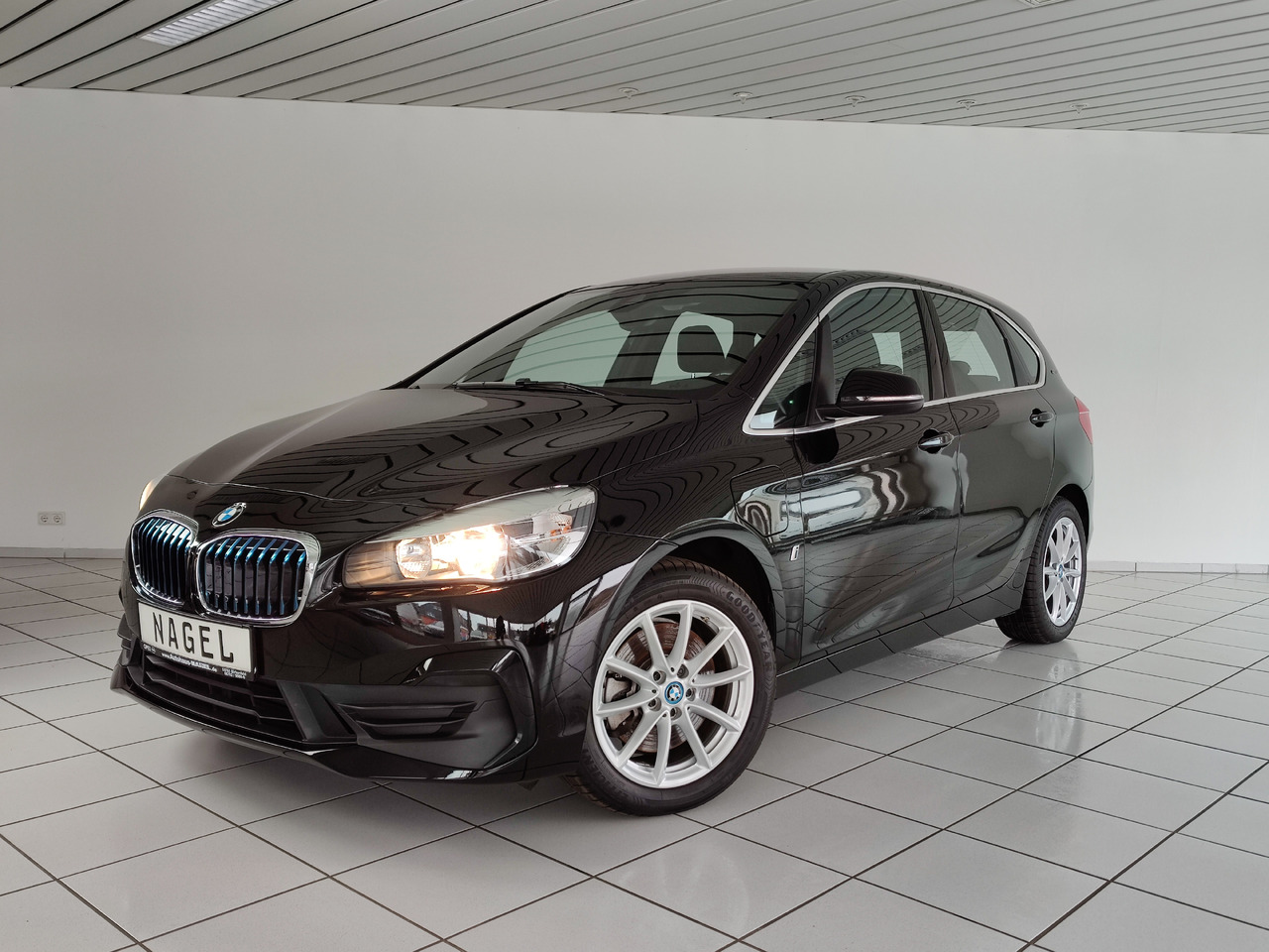 BMW 225 xe ActiveTourer iPerf. Advantage*Navi*SHZ* Hybrid 165kW - Berlina: foto 1 BMW 225 xe ActiveTourer iPerf. Advantage*Navi*SHZ* Hybrid 165kW - Berlina: foto 1