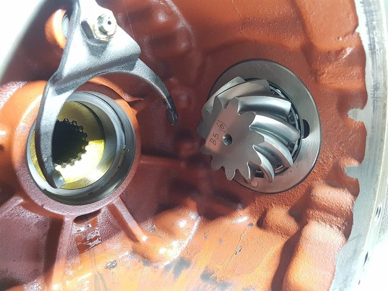 Eje y piezas para Maquinaria de construcción CLARK-HURTH 317/112/54-Spicer Dana 11206018639-Axle housing: foto 6 Eje y piezas para Maquinaria de construcción CLARK-HURTH 317/112/54-Spicer Dana 11206018639-Axle housing: foto 6