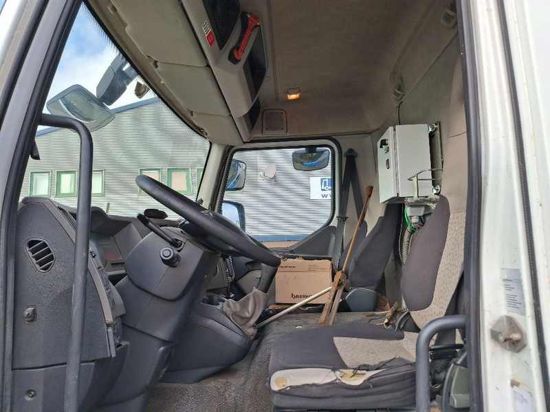 Renault MIDLUM 280DXI - Camión cisterna: foto 4 Renault MIDLUM 280DXI - Camión cisterna: foto 4