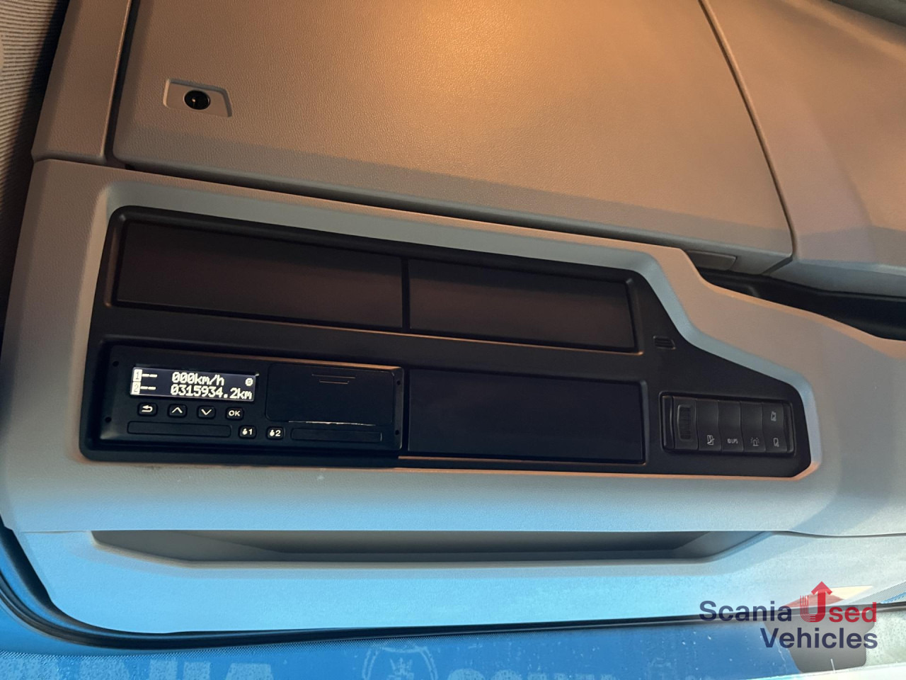 SCANIA R 450 A6x2/4NA RETARDER PTO P-AIRCO LED NAVI - Cabeza tractora: foto 5 SCANIA R 450 A6x2/4NA RETARDER PTO P-AIRCO LED NAVI - Cabeza tractora: foto 5