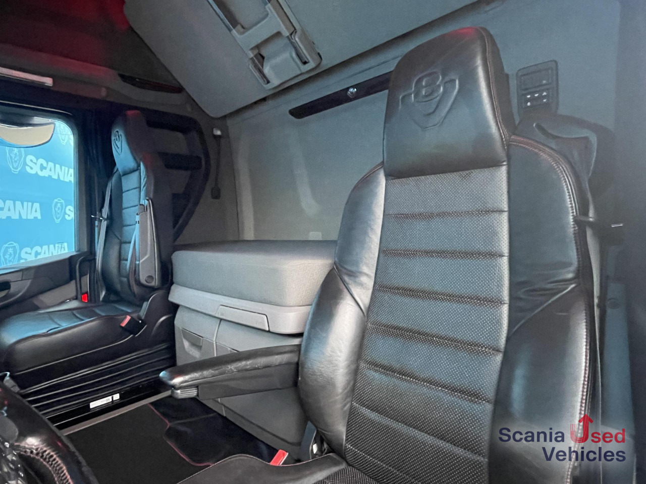 SCANIA R 650 B6x4NB RETARDER V8 WOOD KESLA 2112T CRANE - Camión forestal, Camión grúa: foto 4 SCANIA R 650 B6x4NB RETARDER V8 WOOD KESLA 2112T CRANE - Camión forestal, Camión grúa: foto 4