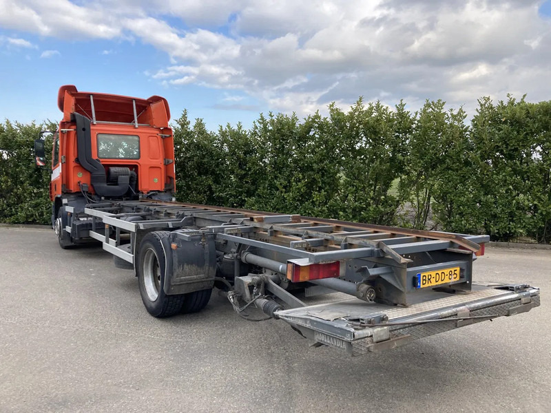 DAF CF65.180 Euro3 Manual / Laadklep - Camión chasis: foto 3 DAF CF65.180 Euro3 Manual / Laadklep - Camión chasis: foto 3