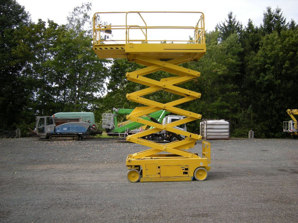 Genie GS 3246 Scherenarbeitsbühne 11,9 m - Camión con plataforma elevadora: foto 3 Genie GS 3246 Scherenarbeitsbühne 11,9 m - Camión con plataforma elevadora: foto 3