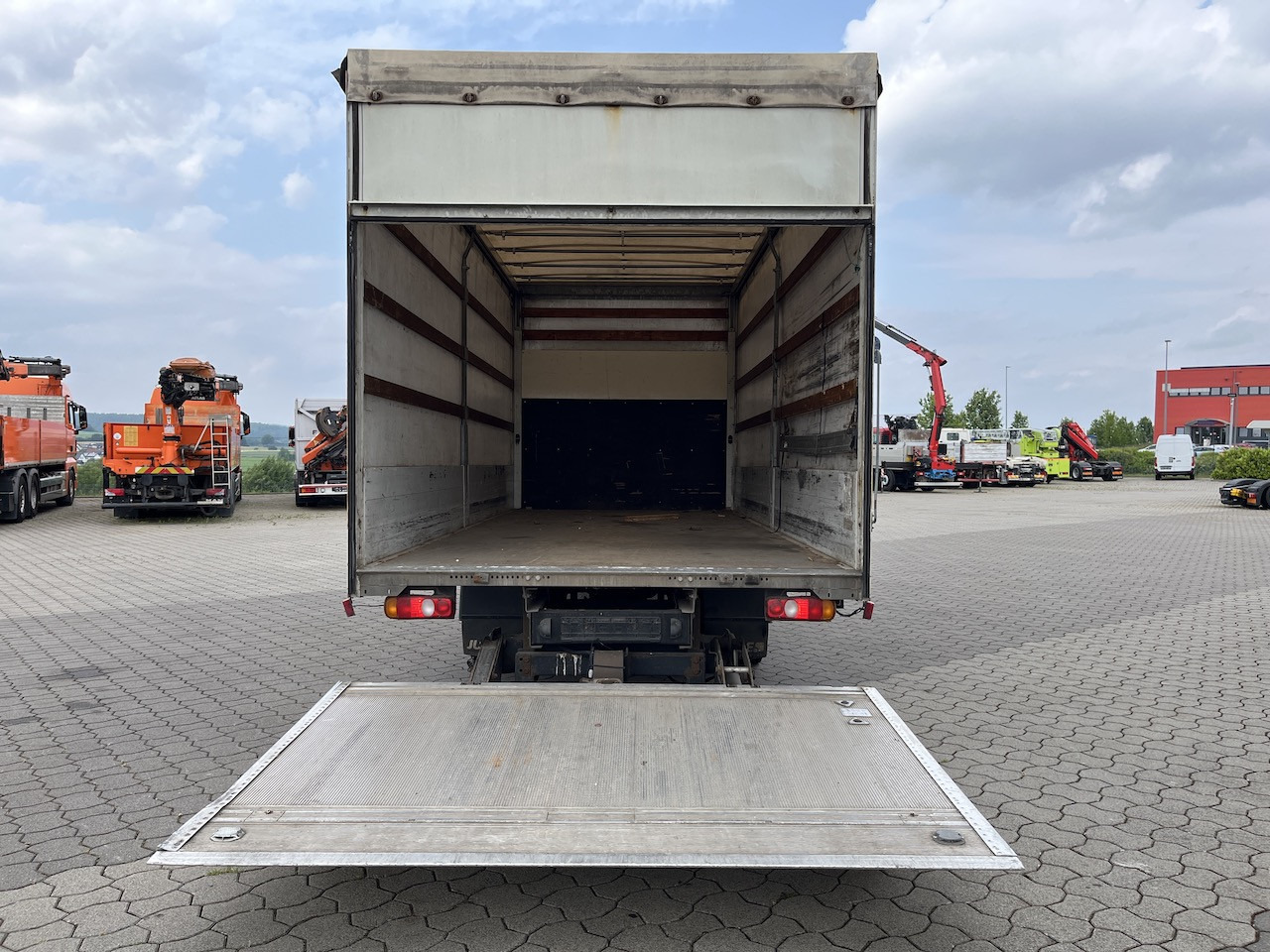 FUSO Canter 7C18 4x2 Ladebordwand Getriebeschaden - Furgoneta con lona: foto 3 FUSO Canter 7C18 4x2 Ladebordwand Getriebeschaden - Furgoneta con lona: foto 3