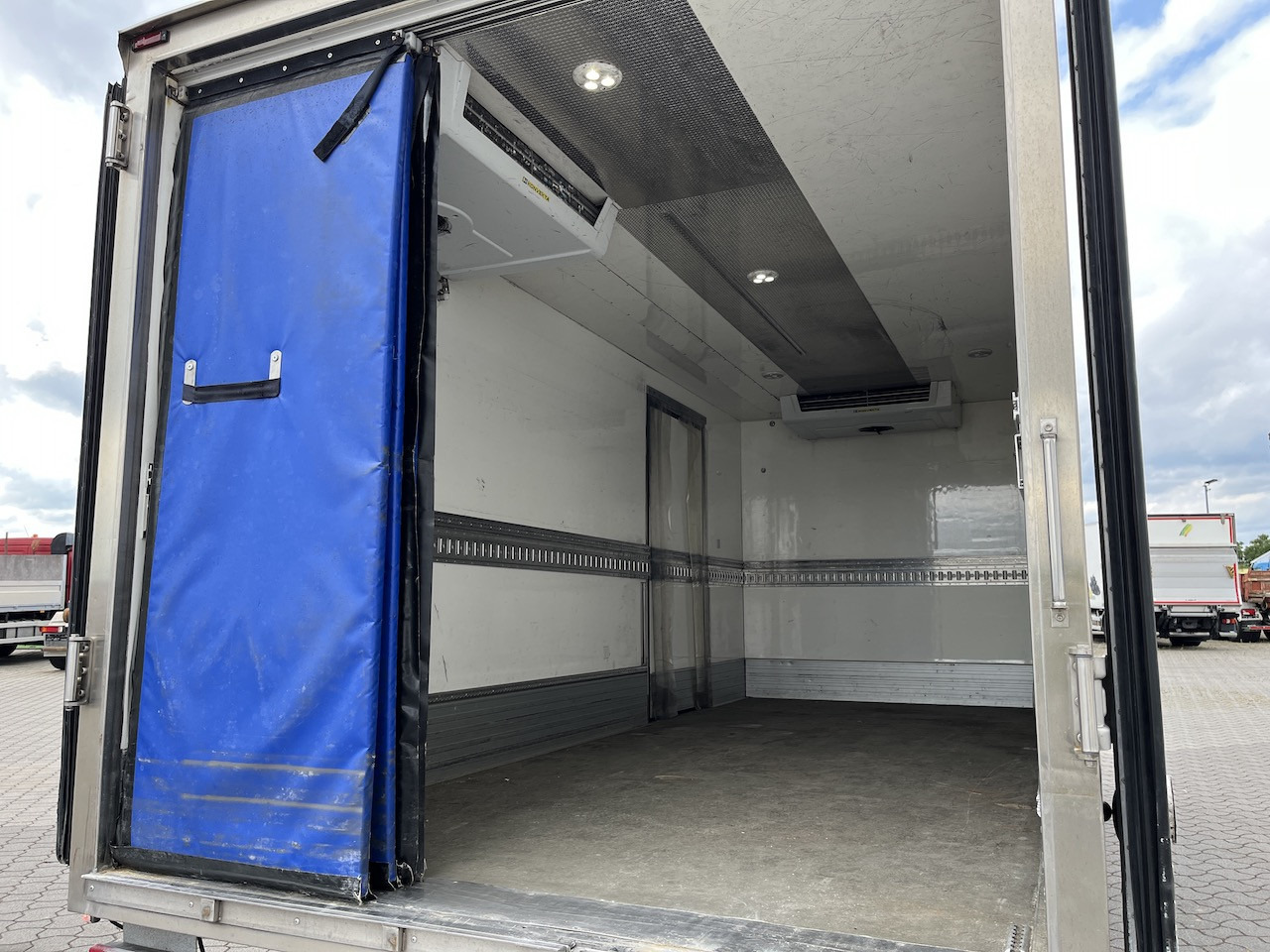 Iveco 70C18 Daily Kühlkoffer mit Ladebordwand Konvekta - Furgoneta: foto 5 Iveco 70C18 Daily Kühlkoffer mit Ladebordwand Konvekta - Furgoneta: foto 5