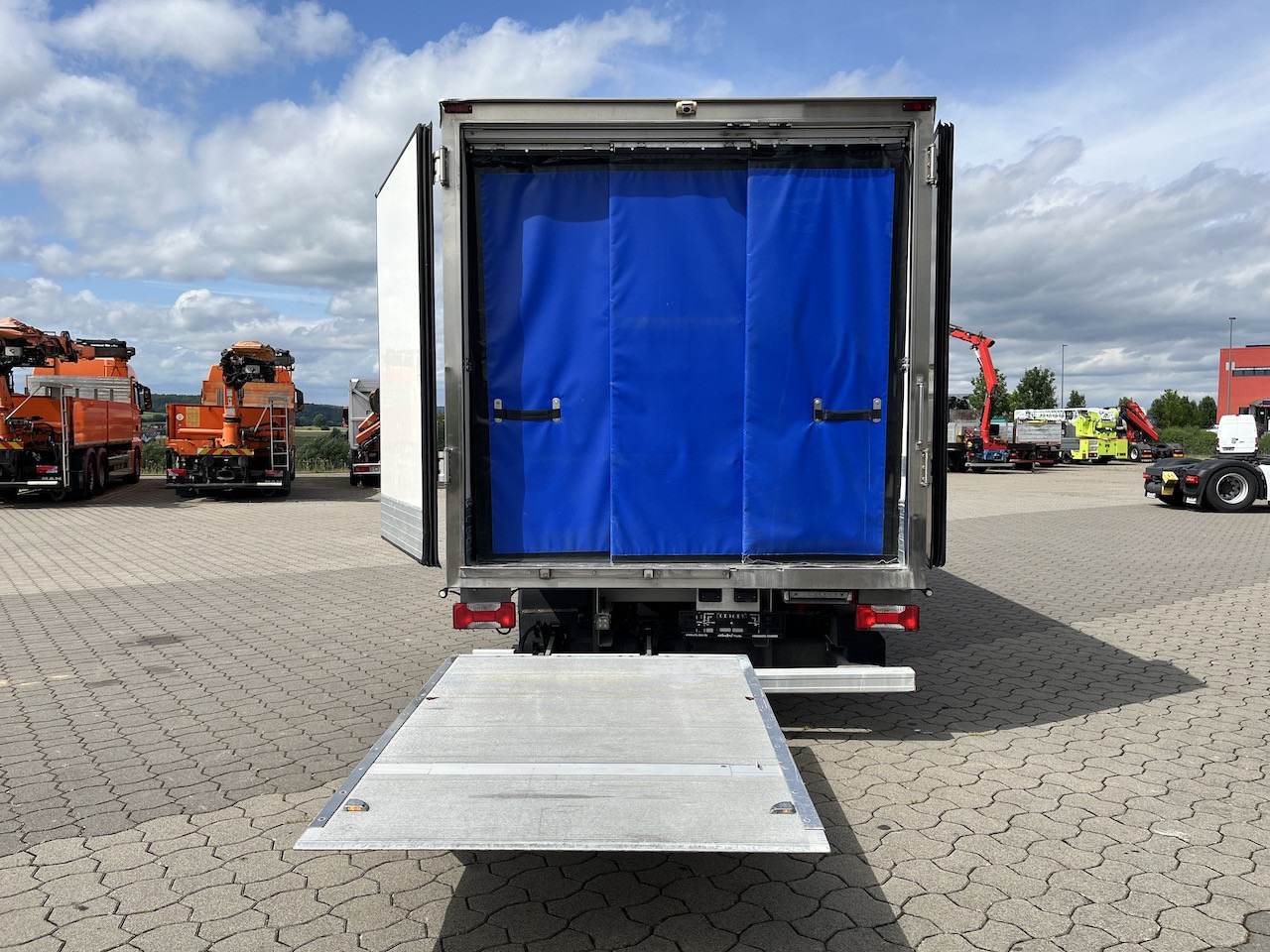 Iveco 70C18 Daily Kühlkoffer mit Ladebordwand Konvekta - Furgoneta: foto 3 Iveco 70C18 Daily Kühlkoffer mit Ladebordwand Konvekta - Furgoneta: foto 3