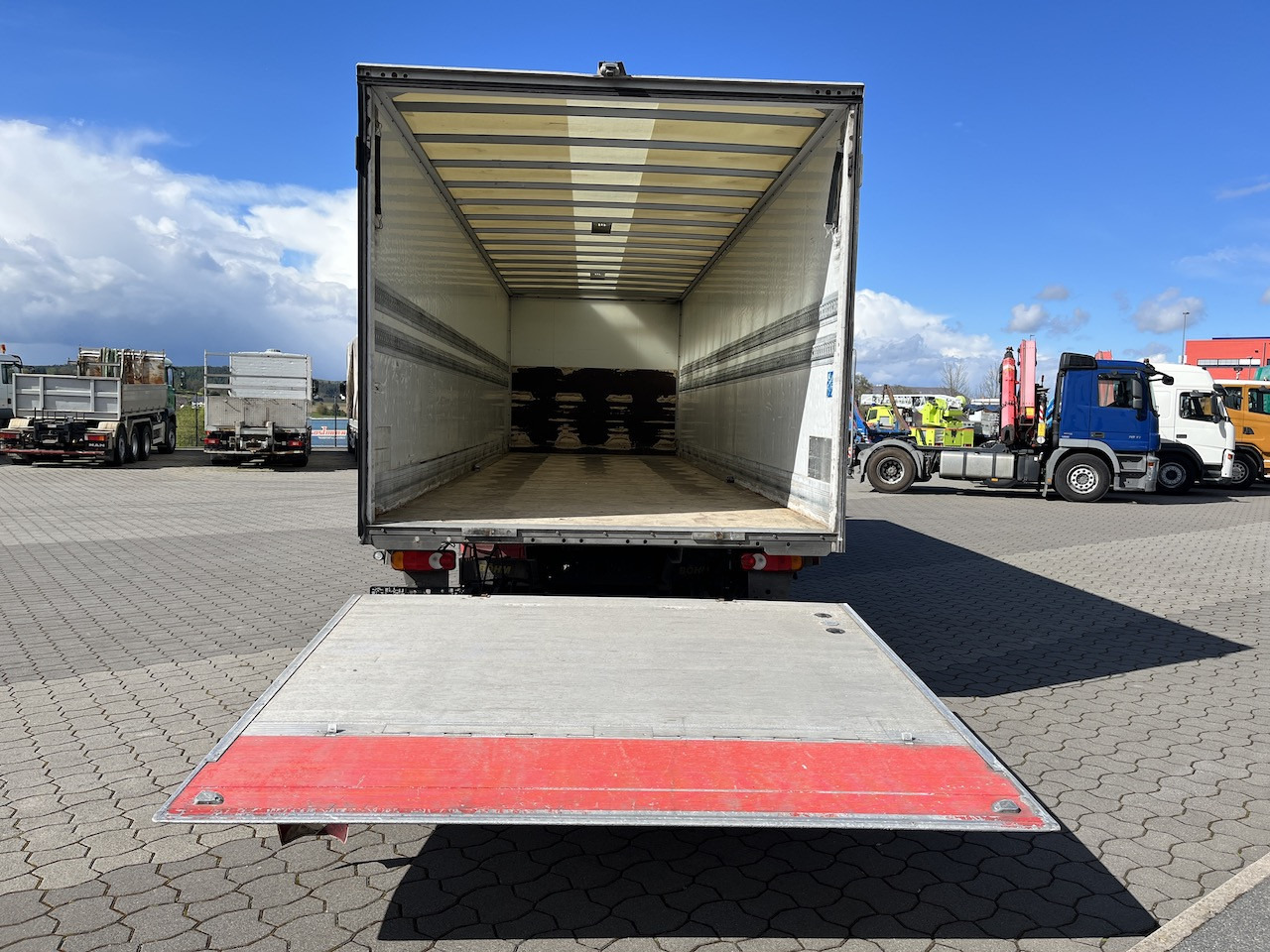 Iveco 120E25 Eurocargo 4x2 Koffer | Ladebordwand - Camión caja cerrada: foto 2 Iveco 120E25 Eurocargo 4x2 Koffer | Ladebordwand - Camión caja cerrada: foto 2