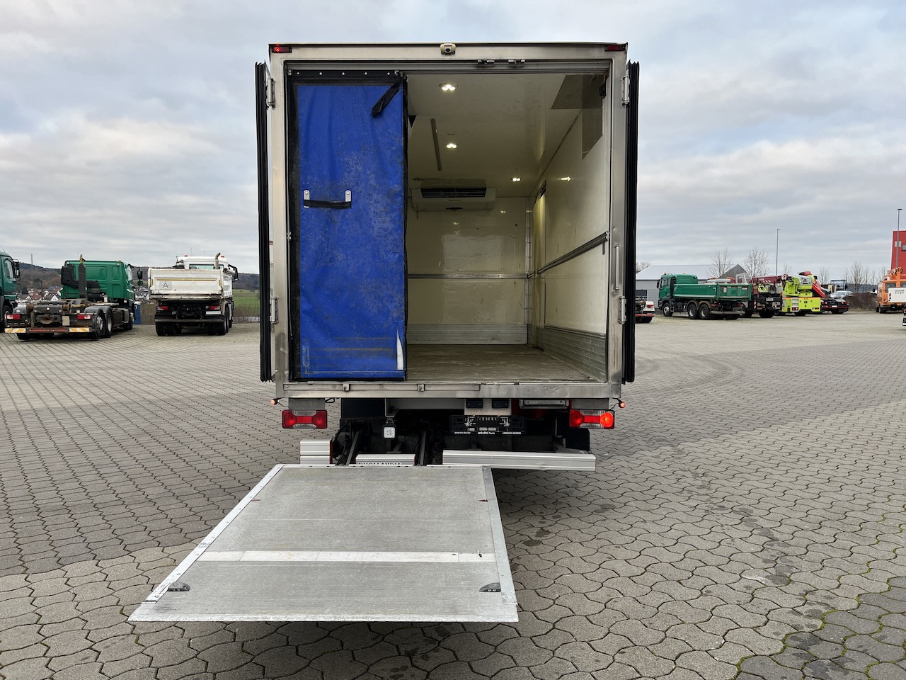 Iveco 70C18 Daily Tiefkühlkoffer mit Ladebordwand - Furgoneta frigorifica: foto 4 Iveco 70C18 Daily Tiefkühlkoffer mit Ladebordwand - Furgoneta frigorifica: foto 4