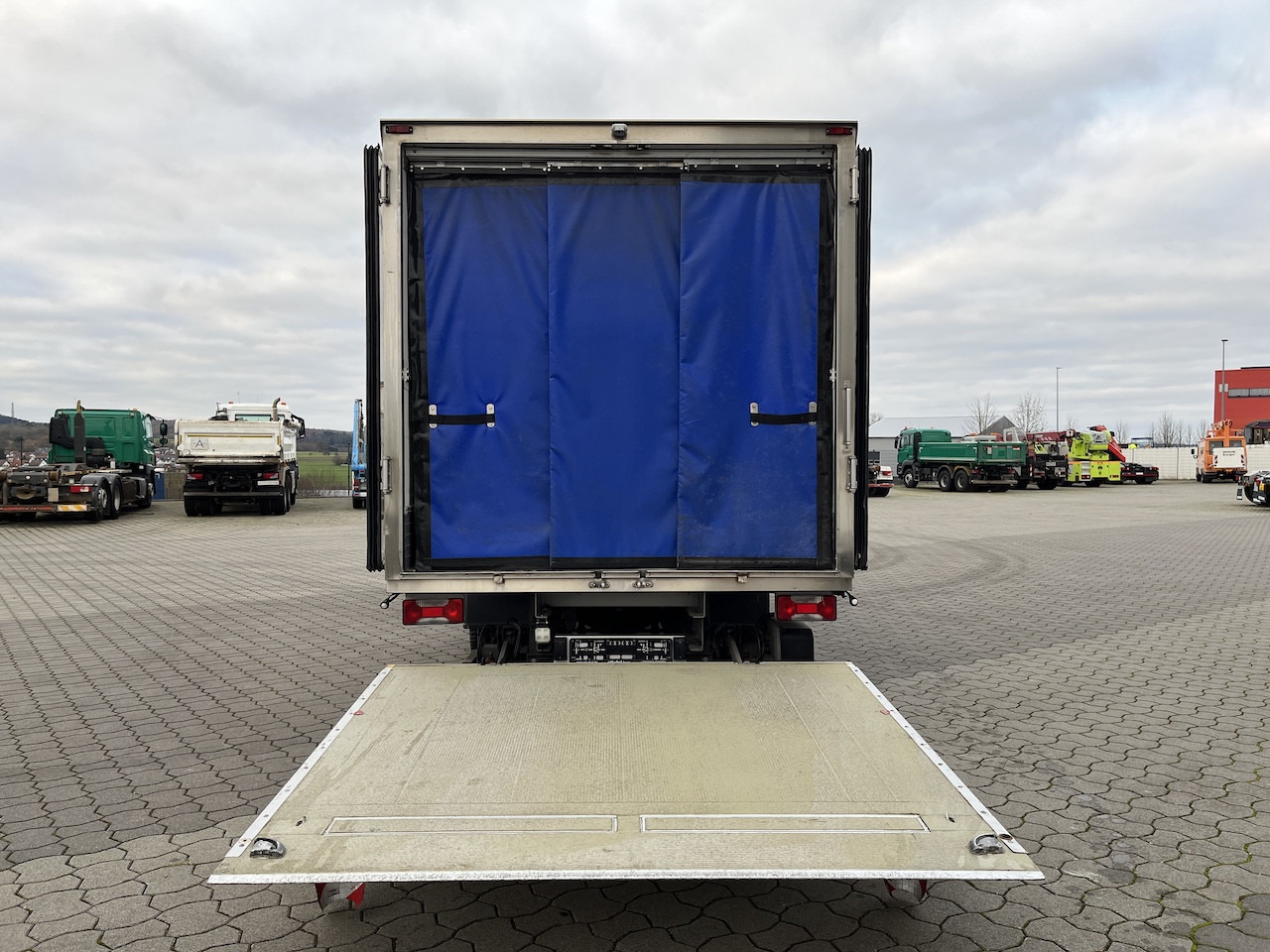 Iveco 70C18 Daily Tiefkühlkoffer mit Ladebordwand - Furgoneta frigorifica: foto 4 Iveco 70C18 Daily Tiefkühlkoffer mit Ladebordwand - Furgoneta frigorifica: foto 4