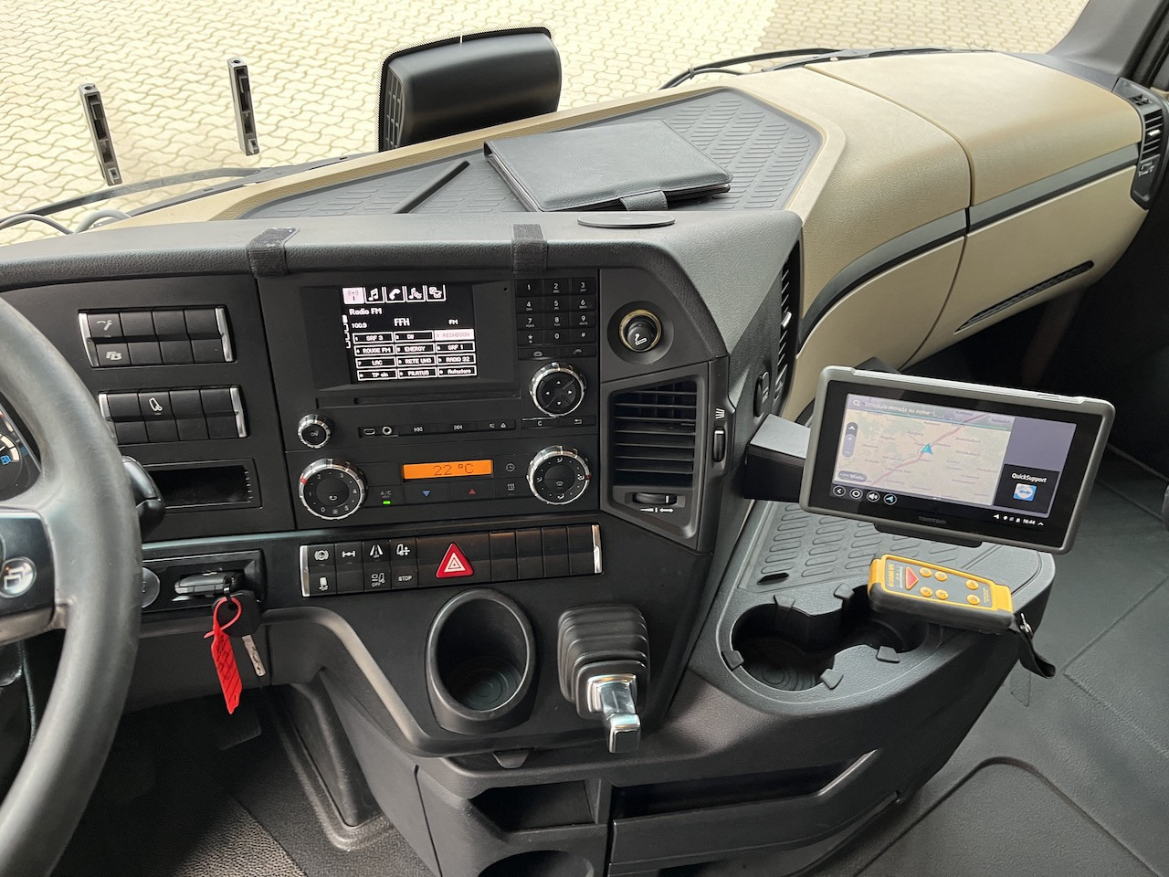 Mercedes-Benz 1842 4x2 LBW Kühlung - Camión caja cerrada: foto 2 Mercedes-Benz 1842 4x2 LBW Kühlung - Camión caja cerrada: foto 2