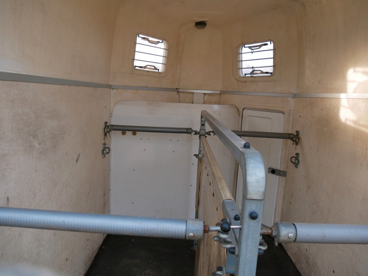 Humbaur Atis 2 Pferde Sattelkammer - Remolque transporte de ganado: foto 5 Humbaur Atis 2 Pferde Sattelkammer - Remolque transporte de ganado: foto 5