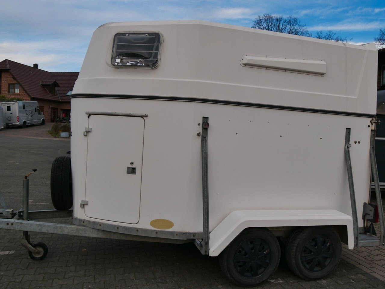 Sluis Vollpoly 2 Pferde mit Sattelkammer - Remolque transporte de ganado: foto 2 Sluis Vollpoly 2 Pferde mit Sattelkammer - Remolque transporte de ganado: foto 2