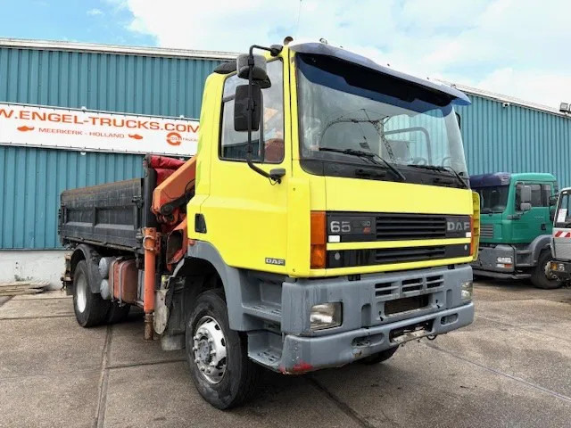 DAF 65 -180ATI 4x4 FULL STEEL 3-WAY KIPPER AND PALFINGER CRANE (EURO 2 / MANUAL GEARBOX / FULL STEEL SUSPENSION / ETC.) - Camión volquete, Camión grúa: foto 2 DAF 65 -180ATI 4x4 FULL STEEL 3-WAY KIPPER AND PALFINGER CRANE (EURO 2 / MANUAL GEARBOX / FULL STEEL SUSPENSION / ETC.) - Camión volquete, Camión grúa: foto 2