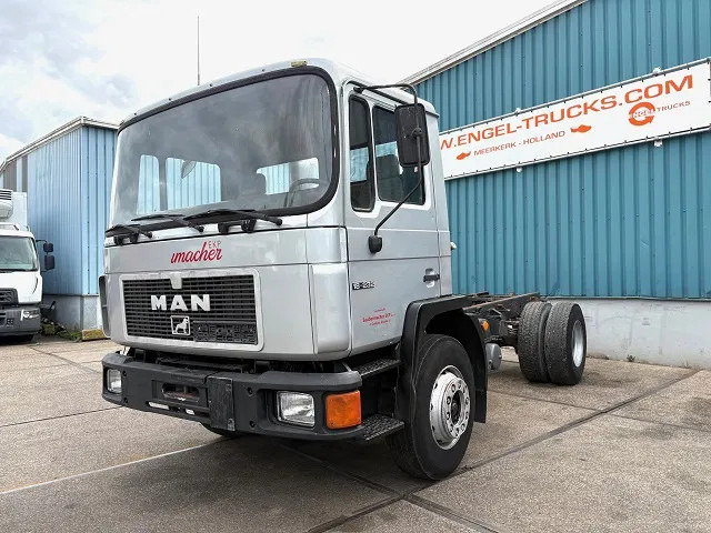 MAN 18 18.232 4x2 FULL STEEL CHASSIS (MANUAL GEARBOX / FULL STEEL SUSPENSION / REDUCTION AXLE) - Camión chasis: foto 1 MAN 18 18.232 4x2 FULL STEEL CHASSIS (MANUAL GEARBOX / FULL STEEL SUSPENSION / REDUCTION AXLE) - Camión chasis: foto 1