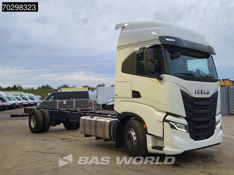 Iveco S-Way 420 4X2 NEW! Chassis, Automatic Standklima 2xTanks Euro 6 - Camión chasis: foto 3 Iveco S-Way 420 4X2 NEW! Chassis, Automatic Standklima 2xTanks Euro 6 - Camión chasis: foto 3