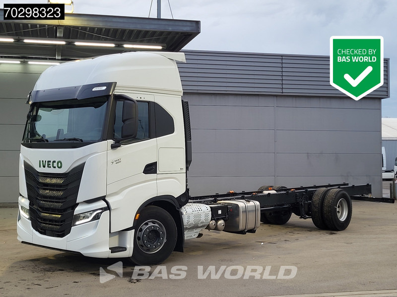 Iveco S-Way 420 4X2 NEW! Chassis, Automatic Standklima 2xTanks Euro 6 - Camión chasis: foto 1 Iveco S-Way 420 4X2 NEW! Chassis, Automatic Standklima 2xTanks Euro 6 - Camión chasis: foto 1