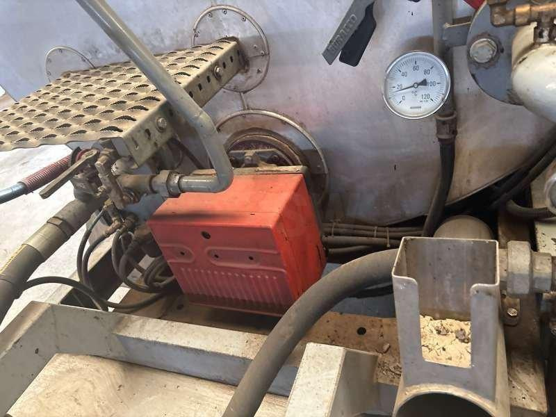 Mercedes 410 A EMULSION + TREMI GRAVILLON - Cisterna de riego asfáltico: foto 5 Mercedes 410 A EMULSION + TREMI GRAVILLON - Cisterna de riego asfáltico: foto 5