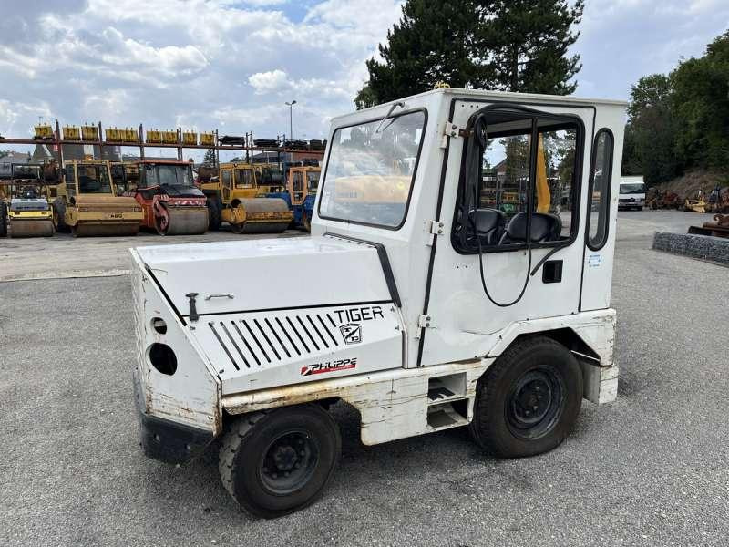 TAYLOR-DUNN TC-40 - Tractor: foto 3 TAYLOR-DUNN TC-40 - Tractor: foto 3