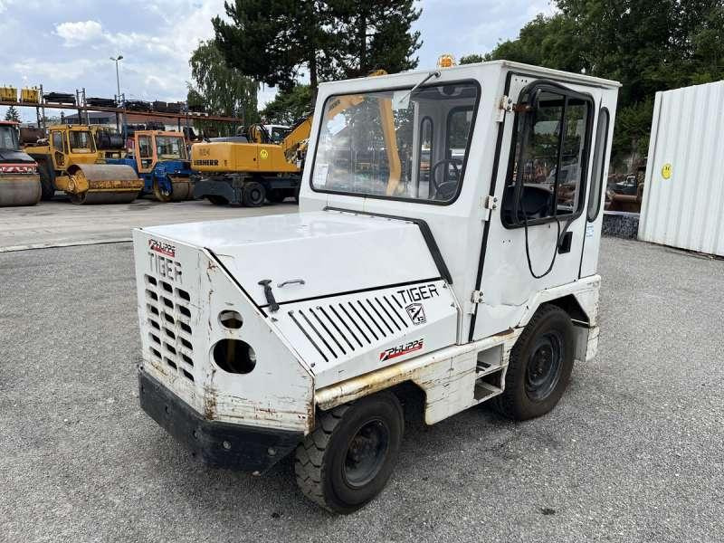 TAYLOR-DUNN TC-40 - Tractor: foto 2 TAYLOR-DUNN TC-40 - Tractor: foto 2