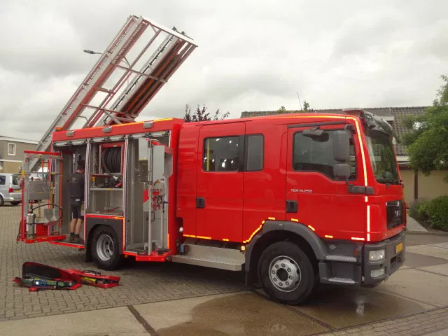 MAN TGM 15.250 FIRE TRUCK,2000 LITER TANK, FOAM TANK, AIRCO,WITH EQUIPMENT - Camión de bomberos: foto 5 MAN TGM 15.250 FIRE TRUCK,2000 LITER TANK, FOAM TANK, AIRCO,WITH EQUIPMENT - Camión de bomberos: foto 5