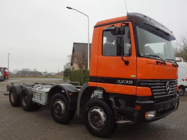 Mercedes-Benz Actros 3235 8x4 steelsprings,manual gearbox - Camión chasis: foto 1 Mercedes-Benz Actros 3235 8x4 steelsprings,manual gearbox - Camión chasis: foto 1
