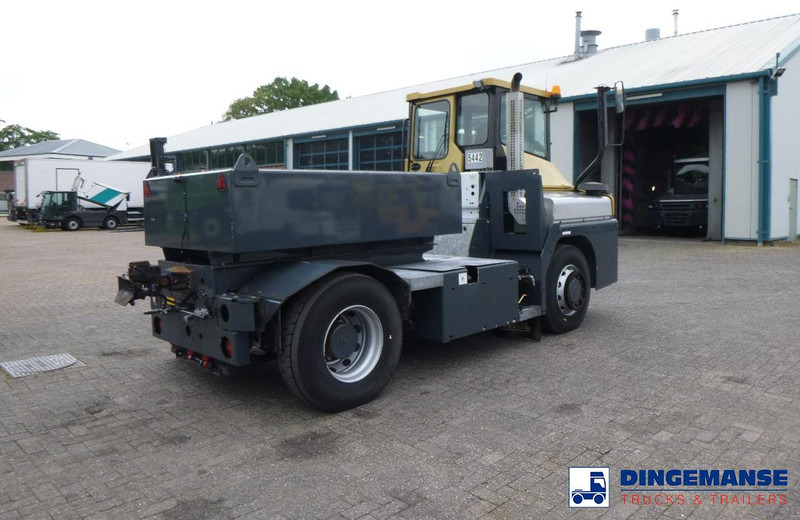 MOL RM 255 4X4 terminal drawbar tractor 150 ton - Tractor industrial: foto 4 MOL RM 255 4X4 terminal drawbar tractor 150 ton - Tractor industrial: foto 4