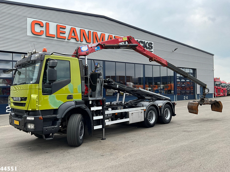 Iveco AD260T41 6x4 HMF 16 Tonmeter Z-kraan - Camión con equipo de cable, Camión grúa: foto 1 Iveco AD260T41 6x4 HMF 16 Tonmeter Z-kraan - Camión con equipo de cable, Camión grúa: foto 1
