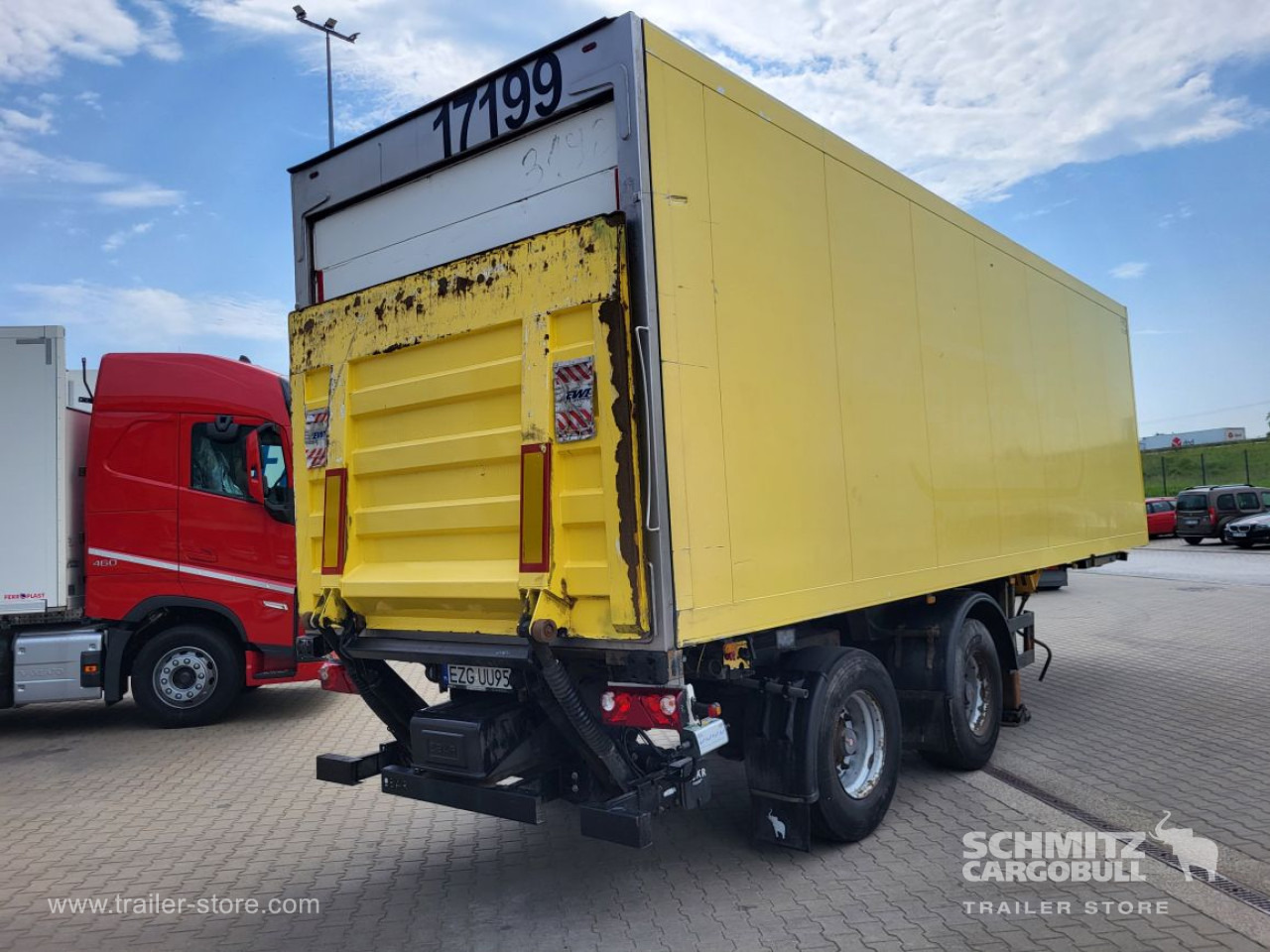 Arrendamiento de SCHMITZ Insulated/refrigerated box Taillift SCHMITZ Insulated/refrigerated box Taillift: foto 7
