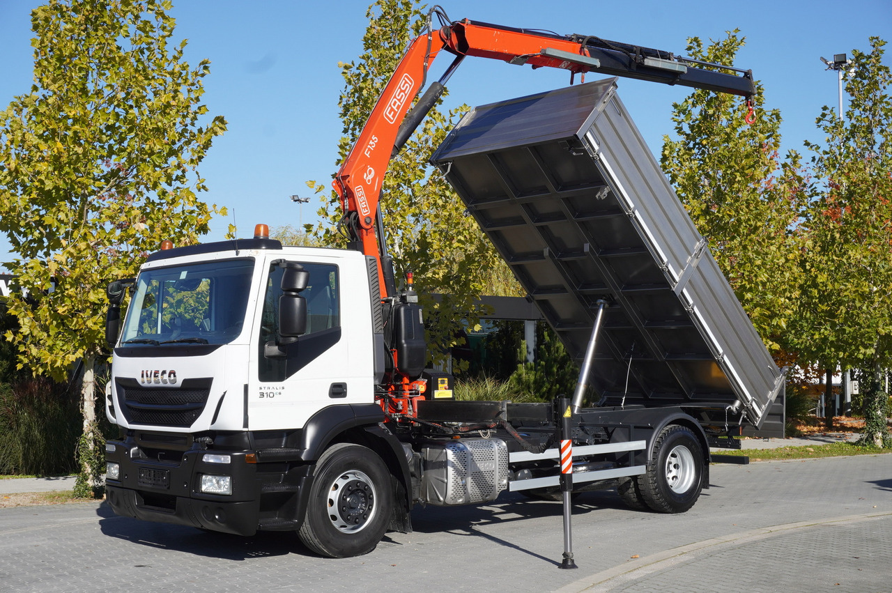 Camión caja abierta, Camión grúa IVECO Stralis 310 E6 / NEW 3-sided tipper / Fassi F135 crane with remote control: foto 1