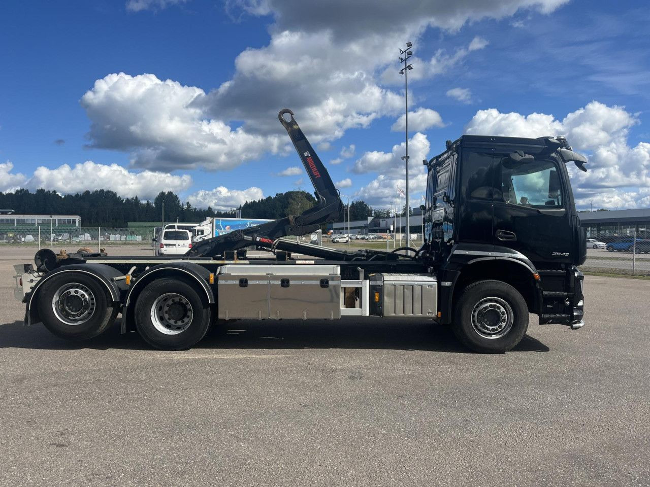 MERCEDES-BENZ Arocs 2543 6x2*4 / 21t Hooklift HIAB ULT21Z56 / 2022 - Camión multibasculante: foto 4 MERCEDES-BENZ Arocs 2543 6x2*4 / 21t Hooklift HIAB ULT21Z56 / 2022 - Camión multibasculante: foto 4