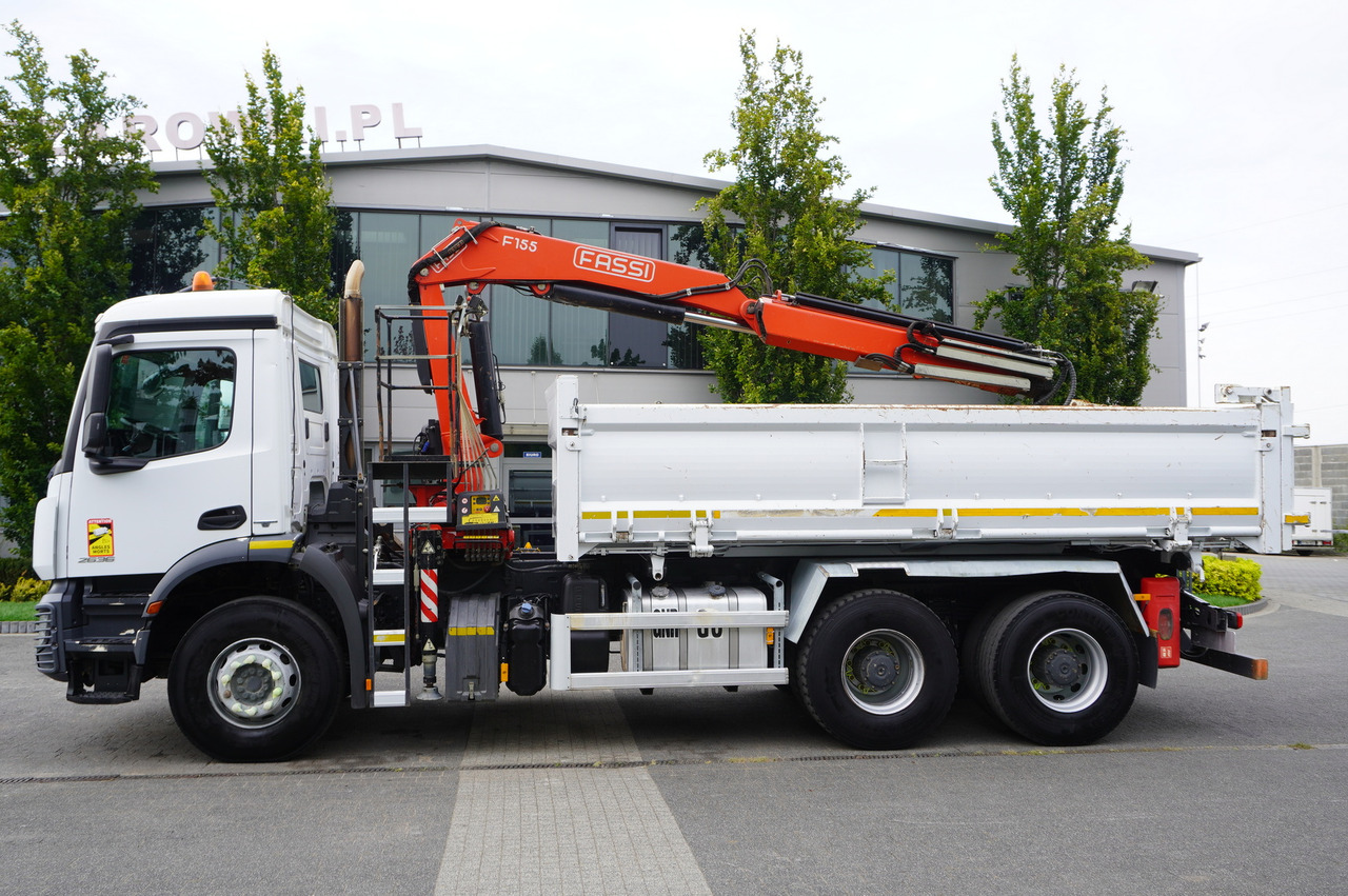 Camión grúa MERCEDES-BENZ Arocs 2636 / 6x4 / HDS Fassi / 3-Way Tipper / Bortmatic: foto 12 Camión grúa MERCEDES-BENZ Arocs 2636 / 6x4 / HDS Fassi / 3-Way Tipper / Bortmatic: foto 12