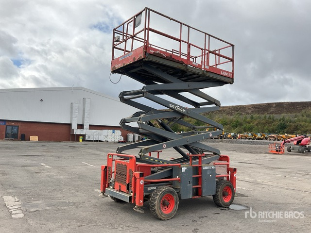 Plataforma de tijeras 2015 Skyjack SJ8841 4x4 Diesel Scissor Lift: foto 1