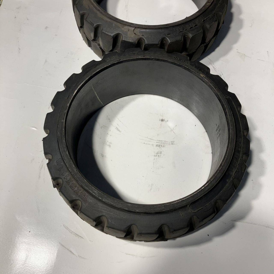 2X Magnum Solideal 15x5x11 1/4 tyres - Neumático para Equipo de manutención: foto 3 2X Magnum Solideal 15x5x11 1/4 tyres - Neumático para Equipo de manutención: foto 3