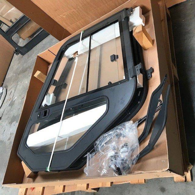 Set of right and left for Komatsu - Puerta y piezas para Equipo de manutención: foto 4 Set of right and left for Komatsu - Puerta y piezas para Equipo de manutención: foto 4